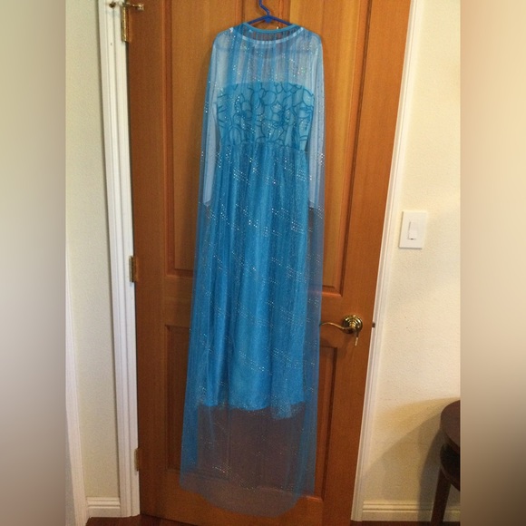 Elsa/ Ice Queen costume with detachable cape - Picture 3 of 3